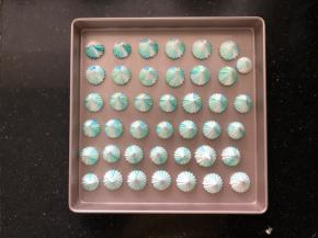 4、有间距的挤在学厨烤盘里。