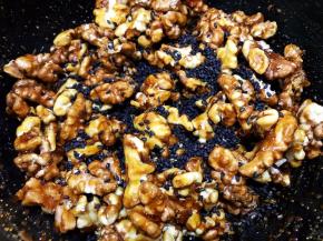 撒上黑芝麻拌匀