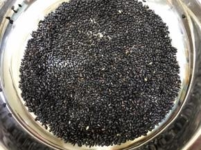 放入奶锅里小火炒香（用熟芝麻跳过这步）
