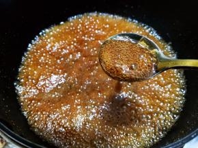 开始变成密集的小泡且成琥珀色后关火