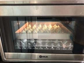 5、放入烤箱80度上下火烘烤2个小时。