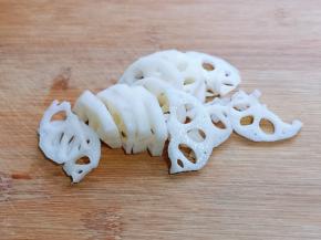 莲藕去皮，洗干净，切片。