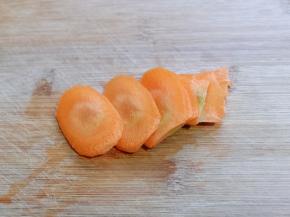 胡萝卜去皮，洗干净，切片。