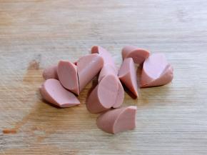 火腿肠去掉外衣，滚刀切。