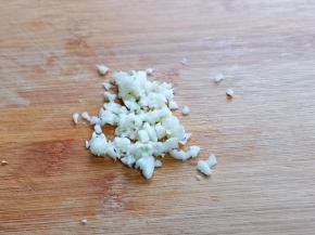 大蒜，姜去皮，切碎。
