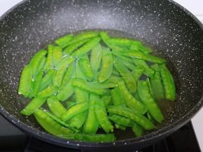 荷兰豆去根去筋，焯水，水烧开后加入荷兰豆大火焯水1分钟捞出立即过冷水。