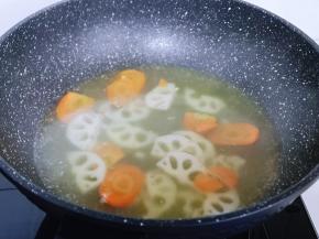 莲藕，胡萝卜焯水30秒捞出。