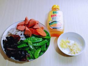 泡发的木耳去根，准备工作完成。