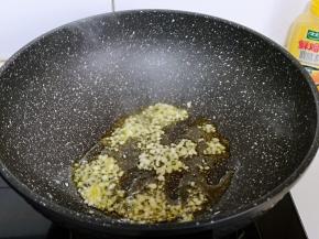 起油锅，加入切碎的姜末蒜末炒香。