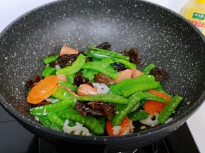 再加入所有食材，中火煸炒。
