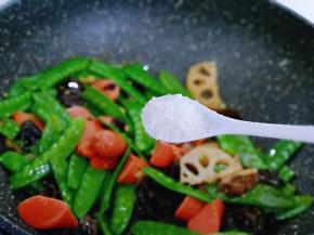 加入白砂糖，翻炒均匀，加入半小碗纯净水，大火烧开。