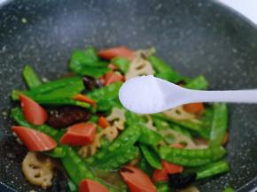 按个人口味加入盐，快速翻炒1分钟，关火出锅。