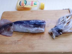 首先处理鱿鱼，将头切下来。