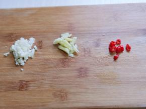 姜蒜辣椒切碎备用。
