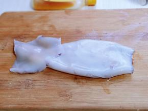 将鱿鱼身体部位去皮，内脏清理干净，如图。(不建议的也可以不去皮)