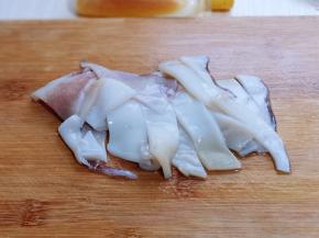 再将去皮的鱿鱼切块。(建议不要切的太小)