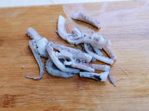 鱿鱼头去掉眼睛部位，须切段。