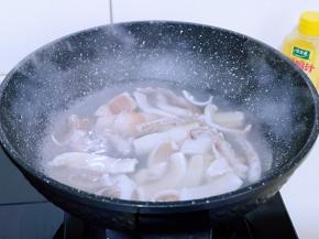 将切好的鱿鱼焯水，水烧开后下入鱿鱼，大火焯1分钟捞出。