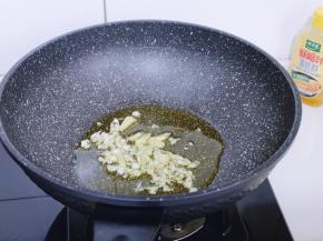 起油锅，加入姜蒜炒香。(如果你可以吃辣，这时可以把红辣椒一起放入锅中煸炒)