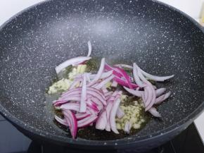 再加入切好的洋葱丝煸炒。