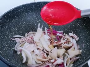 加入料酒。(适当多些去腥)