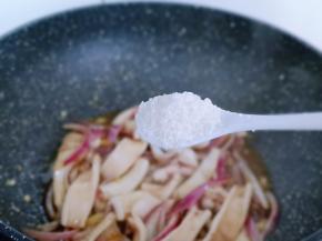加入白砂糖，快速翻炒1分钟。