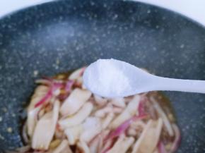 再按个人口味加入盐，快速翻炒1分钟关火出锅。