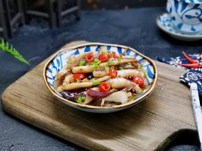 盛出装盘撒上辣椒段。