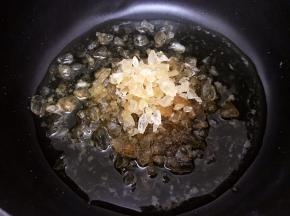 奶锅里加入碎冰糖和清水
