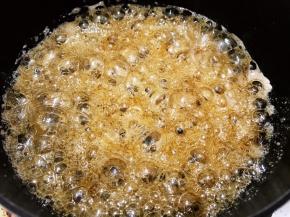 开始滚大泡继续小火熬，用小勺舀起随时查看