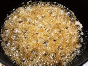 开始滚大泡继续小火熬，用小勺舀起随时查看