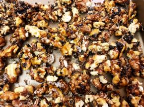 等不烫手后一一把桃仁掰开