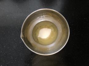 1、蛋白分离到无水无油的干净盆中，把白砂糖全部倒入。