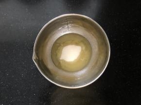 1、蛋白分离到无水无油的干净盆中，把白砂糖全部倒入。