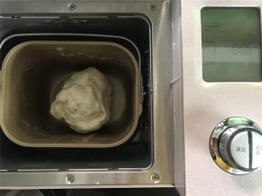 准备好材料后，把除红曲粉外的材料一起放入面包机桶内。