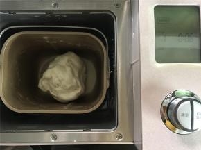准备好材料后，把除红曲粉外的材料一起放入面包机桶内。