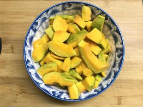 在面团发酵的时候做南瓜馅，半个南瓜洗净后去皮，切成小块，放蒸锅蒸熟。