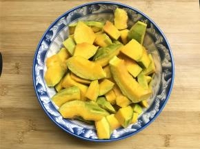 在面团发酵的时候做南瓜馅，半个南瓜洗净后去皮，切成小块，放蒸锅蒸熟。