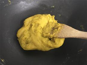 把蒸好的南瓜捣成泥后放不粘锅中加15克黄油炒成南瓜泥馅。