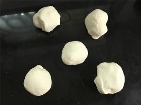 把发酵好的白色和红色两个面团分别均分成5份。