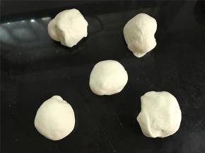 把发酵好的白色和红色两个面团分别均分成5份。