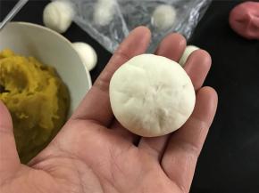 像包包子那样收起后捏紧收口。