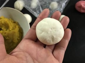 像包包子那样收起后捏紧收口。