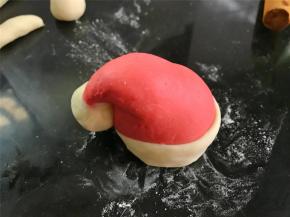 再把刚做好的白色长条的帽檐和帽子圆头沾点水后粘上去。