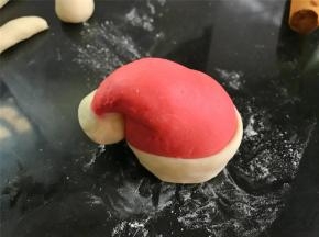 再把刚做好的白色长条的帽檐和帽子圆头沾点水后粘上去。