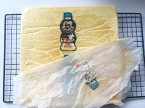 凉至手温，将蛋糕卷翻面，揭掉油纸
