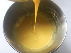 用蛋抽画Z字将蛋黄跟面糊搅拌均匀，面糊细腻顺滑