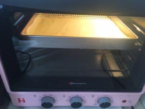 入烤箱160度烘烤15分钟，表面微微上色即可
