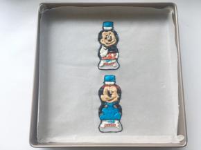 之后对照依云米奇水瓶的图案，填充上其他颜色
