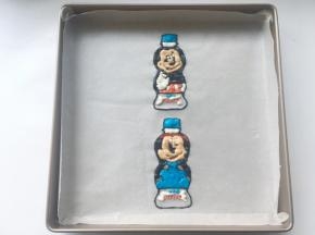 之后对照依云米奇水瓶的图案，填充上其他颜色
